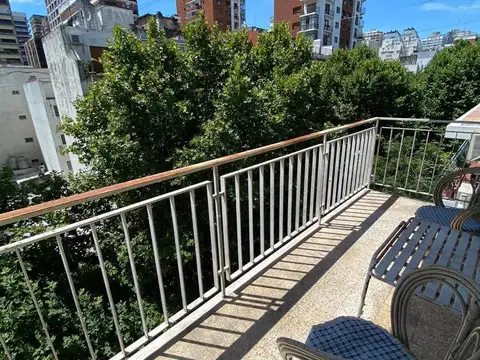 Excelente 5 Ambientes frente a Plaza Belgrano | Luminoso, Silencioso y Bajas Expensas en Belgrano C