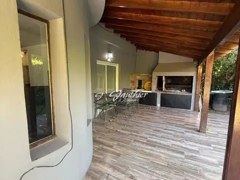Casa 5 ambientes con 2 baños