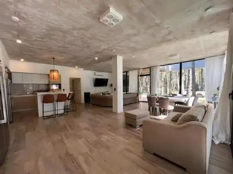 Casa 5 ambientes con 4 baños