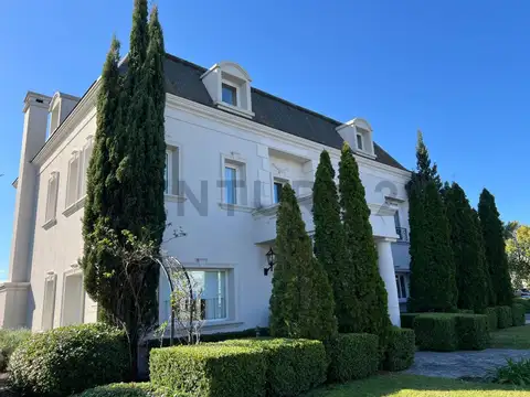 Venta - Importante Casa de estilo Frances Clásico con vista al lago.