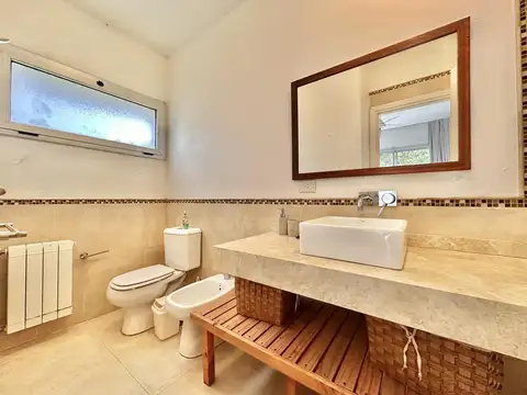 Casa 4 ambientes con 2 baños