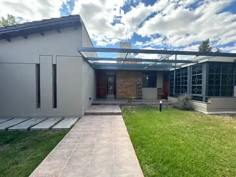 OPENHOUSE vende hermosa casa en Barrio Los Cerezos, Chacras de Coria