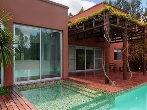 Casa en Venta con 2 cocheras