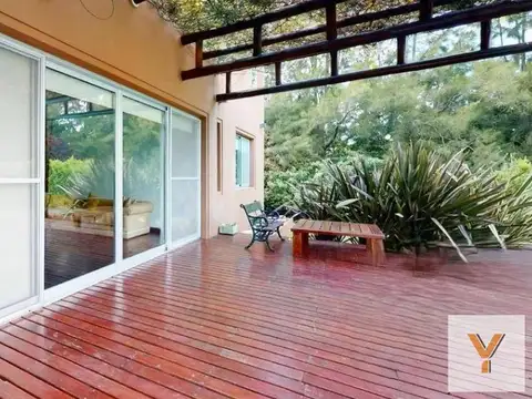 Casa en venta - 3 Dormitorios 4 Baños - Cochera - 3.650mts2 - La Plata
