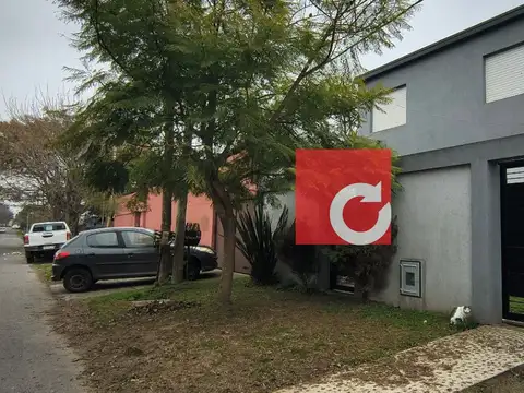 513 Bis E/ 23 y 24-Casa de 4 dormitorios, parque, quincho y cochera 100