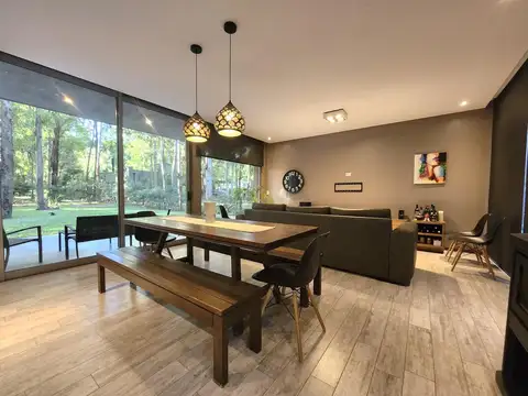 Casa 6 ambientes con 2 baños