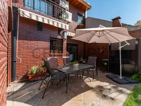 VENTA CASA 5 AMB CON JARDIN, PILETA Y COCHERA EN BARRIO NAON LOTE PROPIO