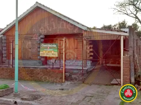 CASA - 2 DORMITORIOS - GARAGE -  PATIO - 1 y 1/2 cuadra de Av. Gral. Frías   APTO CRÉDITO  