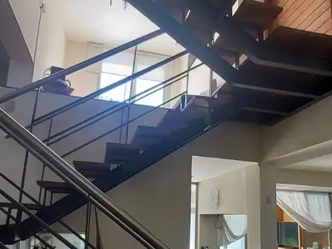Venta Casa 7 Ambientes con pileta y Quincho Beccar
