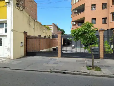 Inversores! Cochera para auto, varias motos y baulera, Moreno al 300, Barrio Sur