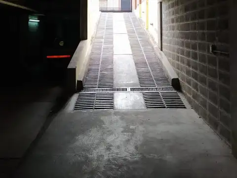 Inversores! Cochera para auto, varias motos y baulera, Moreno al 300, Barrio Sur