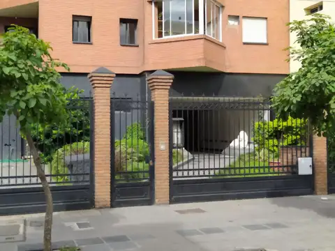Inversores! Cochera para auto, varias motos y baulera, Moreno al 300, Barrio Sur
