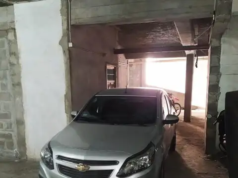 Inversores! Cochera para auto, varias motos y baulera, Moreno al 300, Barrio Sur