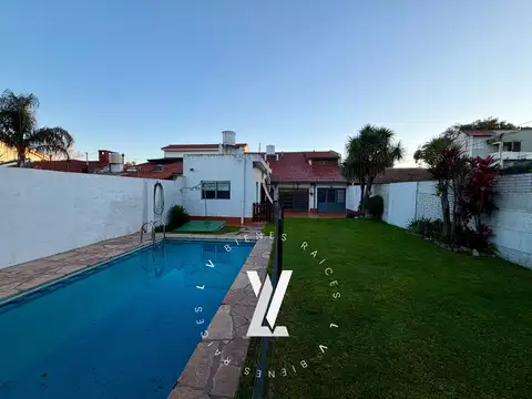 Casa 4 ambientes con 2 baños
