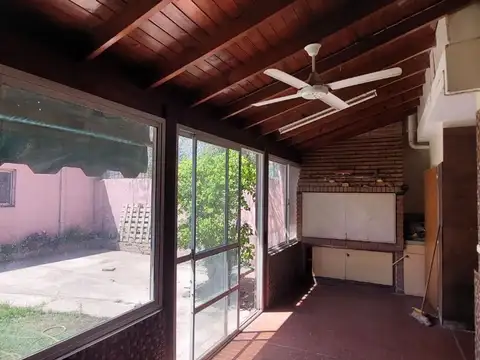 Casa 6 ambientes con 2 baños