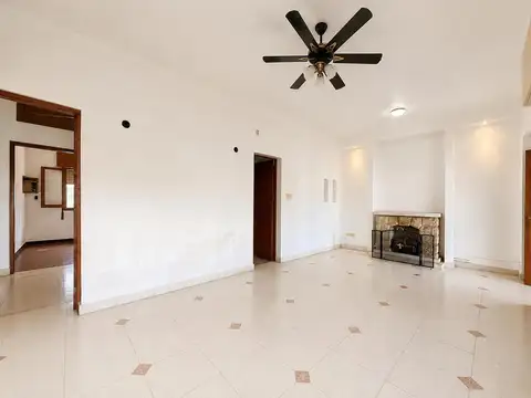 VENTA - CASA TRES DORMITORIOS CON COCHERA - LAS HERAS