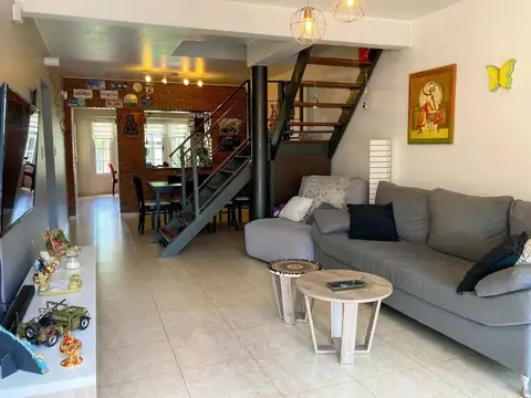 Casa 4 ambientes con 2 baños