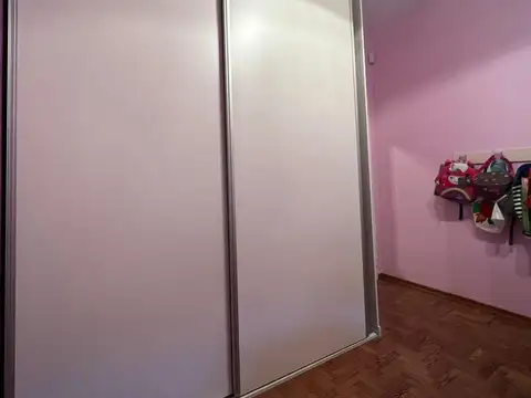 CASA, tipo PH, de cuatro ambientes en venta. Castelar norte.