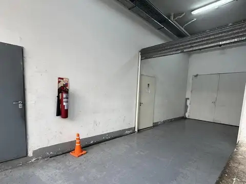 VENTA DE DEPOSITO DE 3,635 M2 CON OFICINAS EN PARQUE PATRICIOS