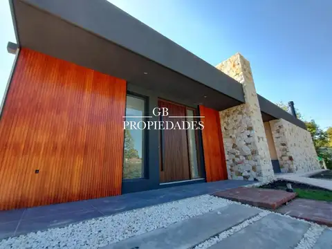 Casa en Venta con 4 cocheras