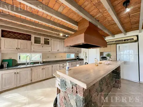 Casa en Alquiler con 4 cocheras