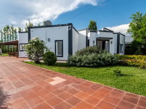 Casa en Venta con 2 cocheras
