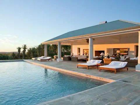 Casa 8 ambientes con 9 baños