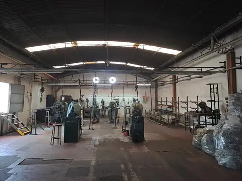 Deposito industrial metalurgico a 1200 mts de la Au del Oeste.-  Compuesto de varias naves en Planta