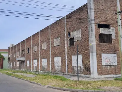 Deposito industrial metalurgico a 1200 mts de la Au del Oeste.-  Compuesto de varias naves en Planta