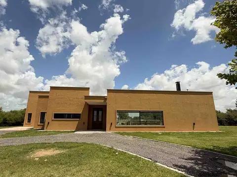 Casa 5 ambientes con 4 baños