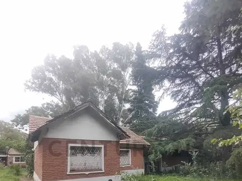 CASA A RECICLAR CITY BELL ENTRE CAMINOS SOBRE LOTE DE 1000m2