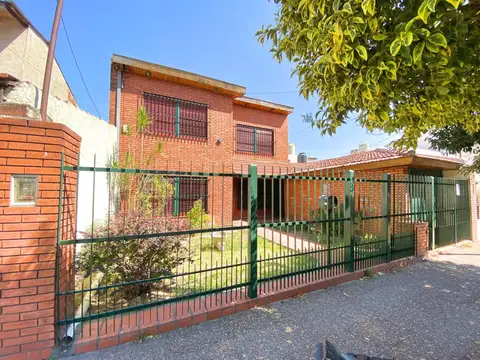 Chalet de 4 ambientes con parque y garage