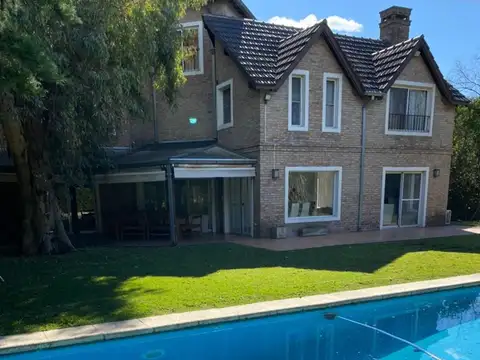 Casa 5 ambientes con 4 baños