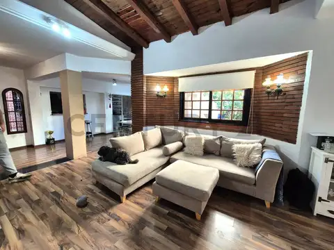 VENTA CASA 5 AMBIENTES REFACCIONADA EN LOTE PROPIO CON QUINCHO, PILETA Y SUITES