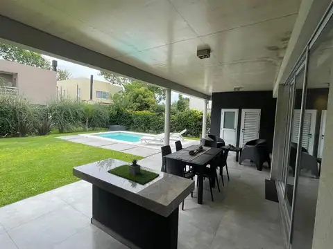 Casa en Alquiler con 3 cocheras