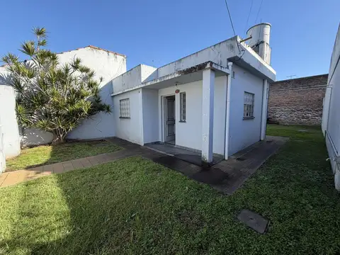 Lote de 184 m² con casa a reciclar – gran potencial de modernización – Temperley