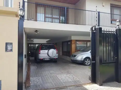 VENTA – CHALET DE 5 AMBIENTES EN 2 PLANTAS CON JARDÍN Y PILETA