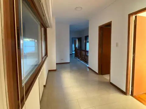 Casa en Alquiler con 2 cocheras