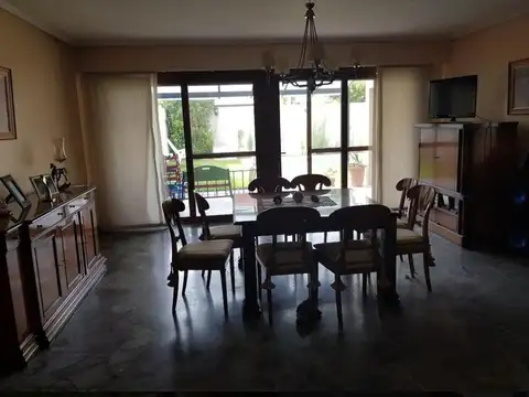 ALQUILER – CASA DE 5 AMBIENTES CON JARDÍN Y PILETA EN OLIVOS
