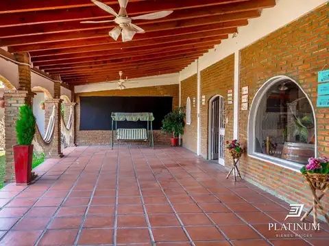 Venta Casa quinta Campo Quijano de tres dormitorios y piscina 100