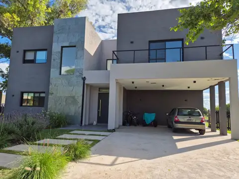 Casa 6 ambientes con 3 baños
