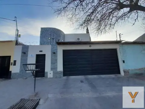 Casa en venta - 5 Dormitorios 4 Baños - 340Mts2 - Las Heras