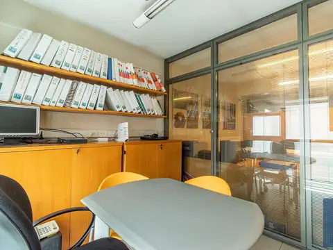 Oficina 5 ambientes con 2 baños
