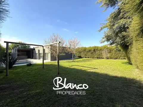 Casa en Alquiler con 2 cocheras