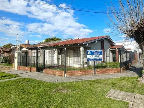 Casa en Esquina 4 Ambientes en Venta con Patio y Cochera en Morón Sur