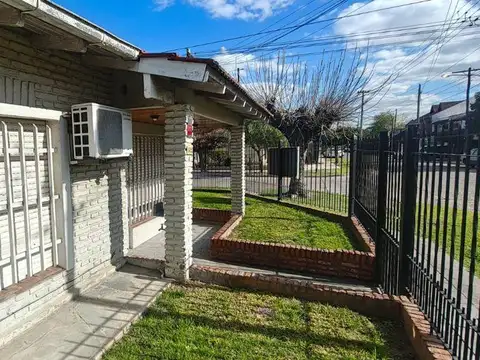 Casa en Esquina 4 Ambientes en Venta con Patio y Cochera en Morón Sur