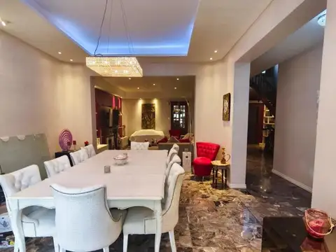 Casa en Venta con 2 cocheras