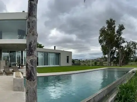 Casa 6 ambientes con 5 baños