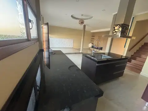 Casa de 3 dormitorios y pileta en alquiler