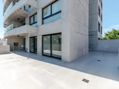 Departamento de dos ambientes con gran patio en venta y alquiler en San Isidro, torre con piscina.